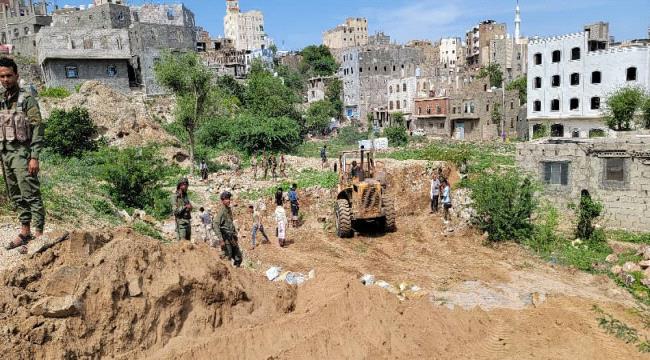 إزالة 43 اعتداء على أرضية حديقة السلام بمحافظة تعز  ...