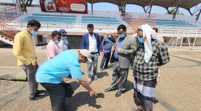 مدير عام المنصورة يدشن مشروع تعشيب ملعب نادي أهلي عدن ...